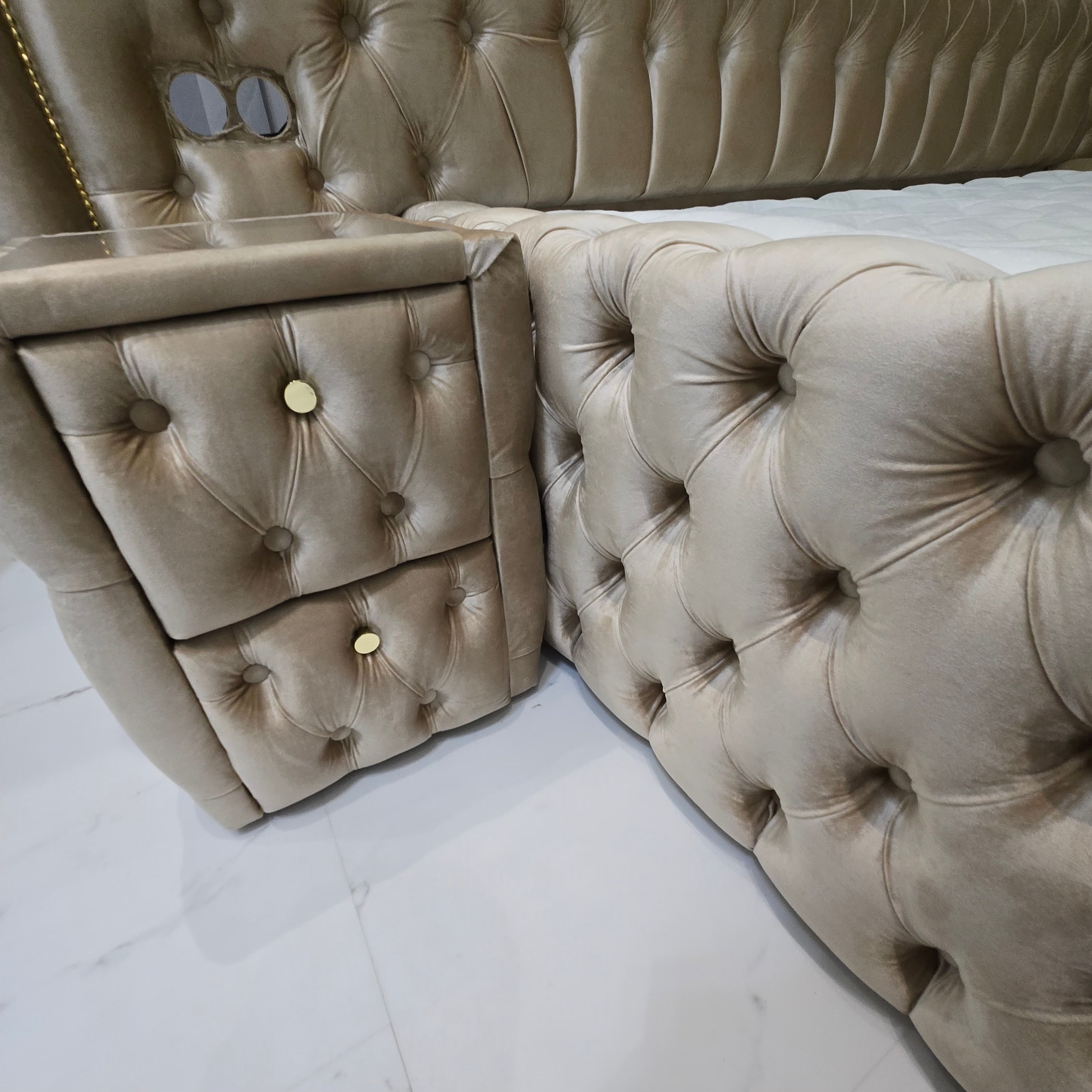 Luxusní postel CHESTERFIELD GOLD s výsuvným držákem na TV – 180×200 cm
