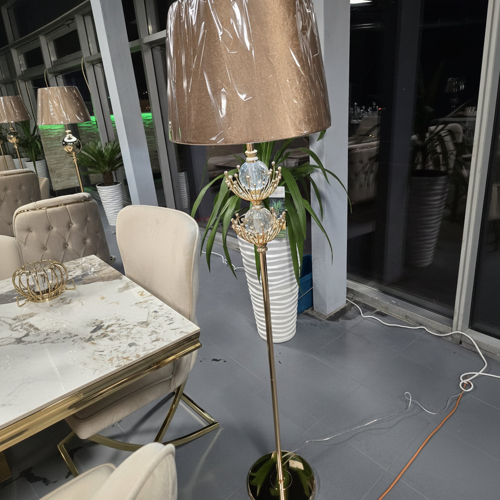Luxusní stojací lampa s dekorativními prvky