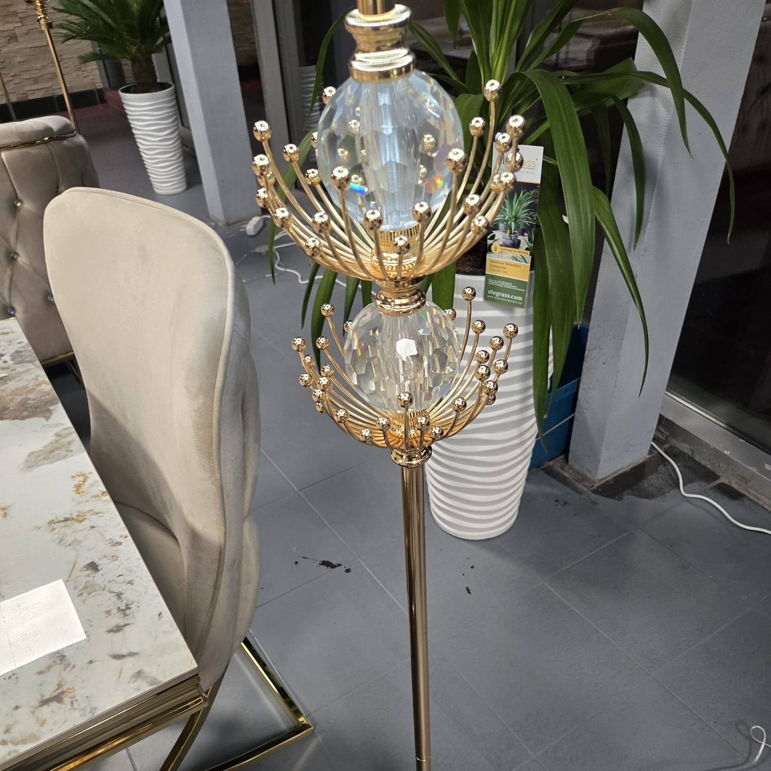 Luxusní stojací lampa s dekorativními prvky