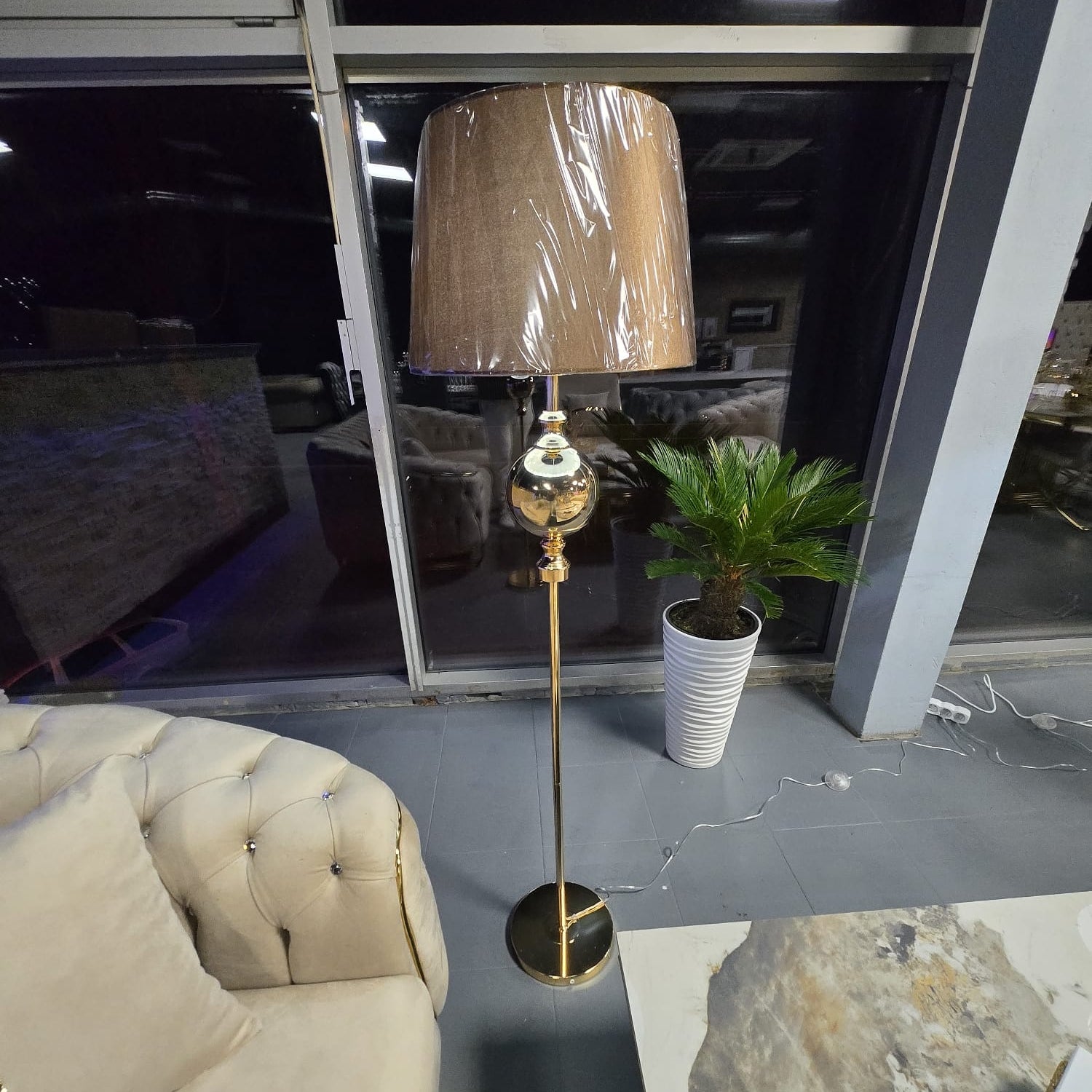 Stojací lampa ve zlatém provedení s elegantním stínidlem
